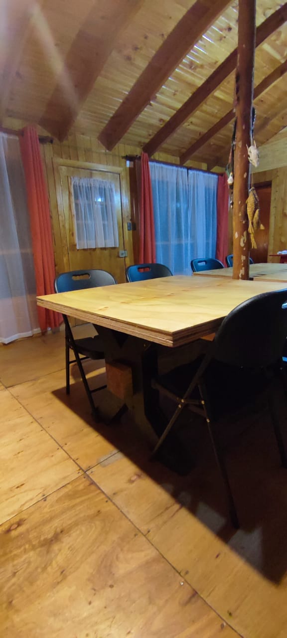 Mesa interior en cabaña 1