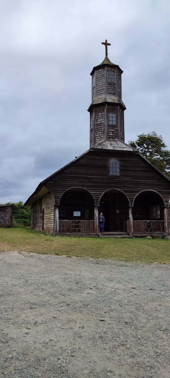 Imagen de la iglesia de Quemchi, un ícono arquitectónico de Chiloé