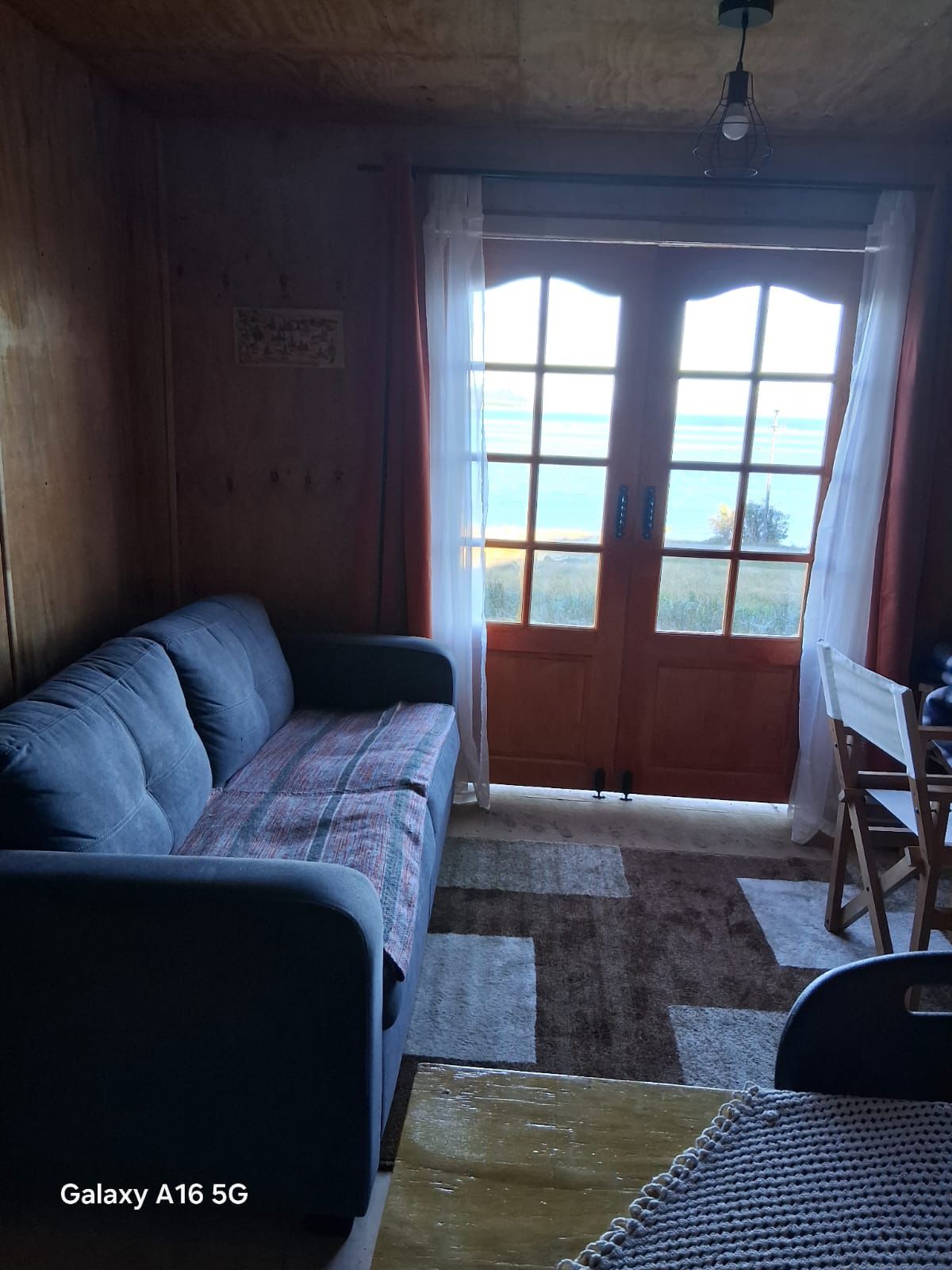 Sofá del interior de la cabaña
